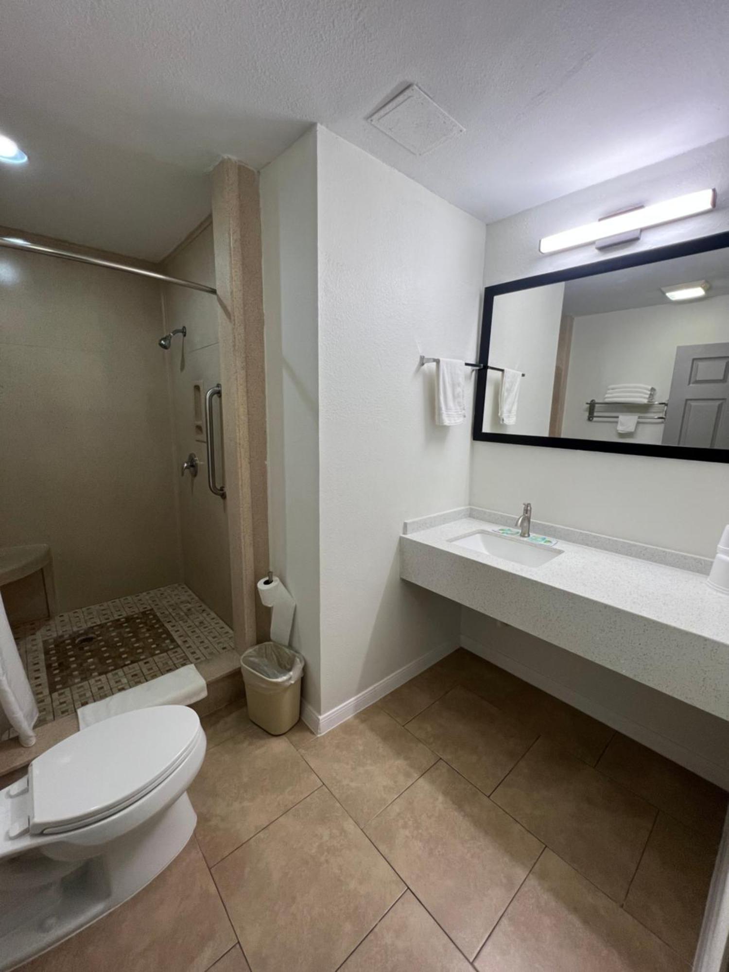 Super 8 By Wyndham Mcallen-Downtown-Airport-La Plaza Mall Ngoại thất bức ảnh